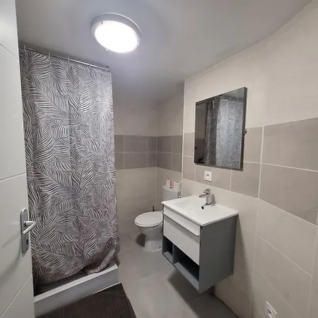 2 Meuble A 48 M2 Avec Cour *